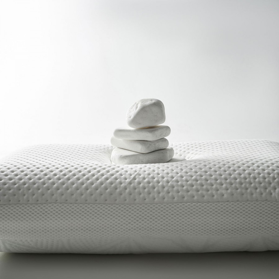 Μαξιλάρι με γέμιση απο 100% air memory foam και κάλυμμα διπλής όψης - η μια πλευρά είναι από ζακάρ ύφασμα διπλής ύφανσης, ενώ η άλλη από ύφασμα με τεχνολογία SensIce® cooling, ιδανικό για τους καλοκαιρινούς μήνες. Πλένεται στο πλυντήριο στους 40°C το εξωτ