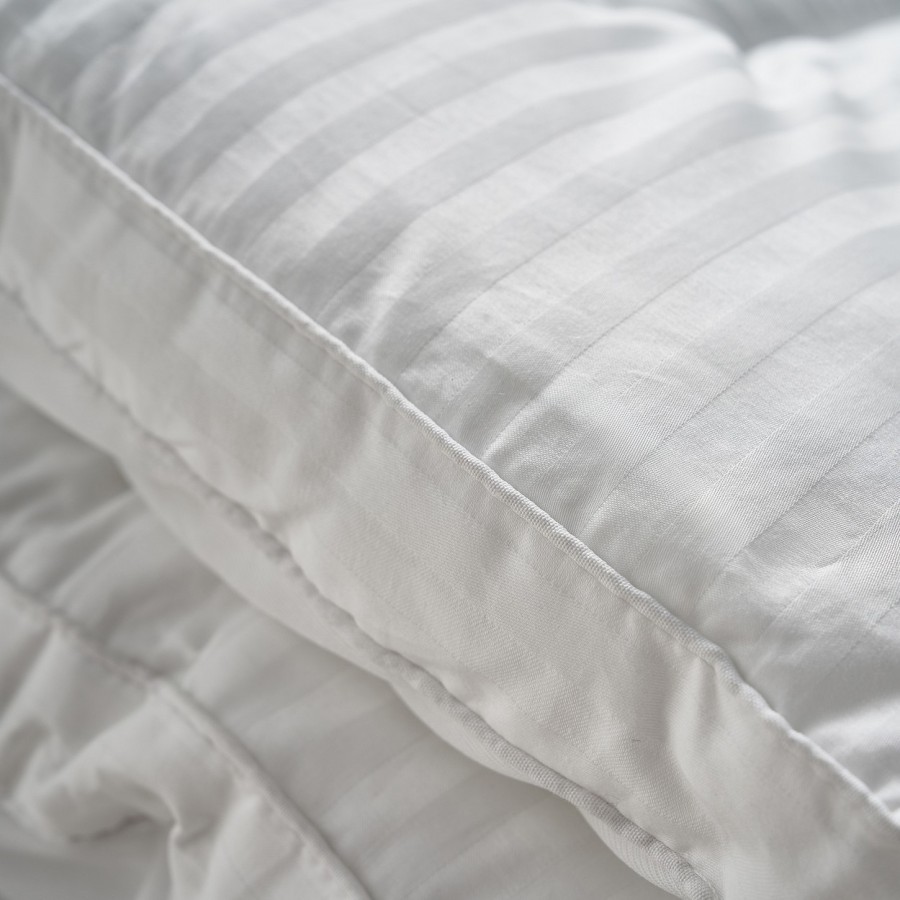 Το ανώστρωμα Suave προσφέρει αίσθηση πουπουλού και εξαιρετική απαλότητα χάρη στη γέμιση από ίνες microfibre. Το βαμβακοσατέν κάλυμμα 250TC ρίγα (100% βαμβάκι) χαρίζει πολυτελή υφή και φυσική διαπνοή, ενώ η ελαστική φούστα εξασφαλίζει τέλεια εφαρμογή στο σ