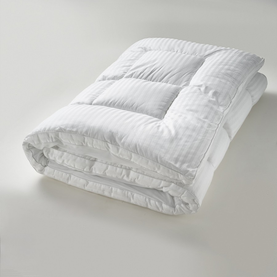 Ανώστρωμα με γέμιση απο 100% πολυεστερικές μικροϊνες (microfiber) και ύφασμα 100% βαμβακοσατέν 250 TC. Έχει πάχος 3cm. και διαθέτει ελαστική περιμετρική φούστα 30cm. για καλύτερη εφαρμογή στο στρώμα.  Πλύσιμο στο πλυντήριο στους 40°C.