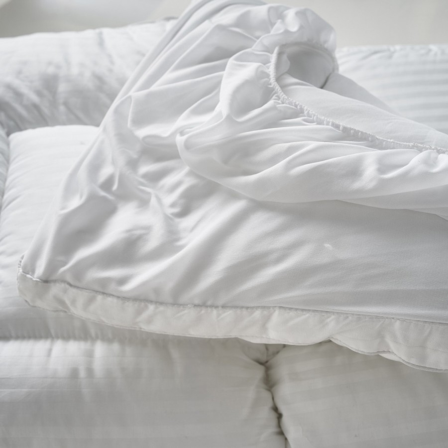 Ανώστρωμα με γέμιση απο 100% πολυεστερικές μικροϊνες (microfiber) και ύφασμα 100% βαμβακοσατέν 250 TC. Έχει πάχος 3cm. και διαθέτει ελαστική περιμετρική φούστα 30cm. για καλύτερη εφαρμογή στο στρώμα.  Πλύσιμο στο πλυντήριο στους 40°C.